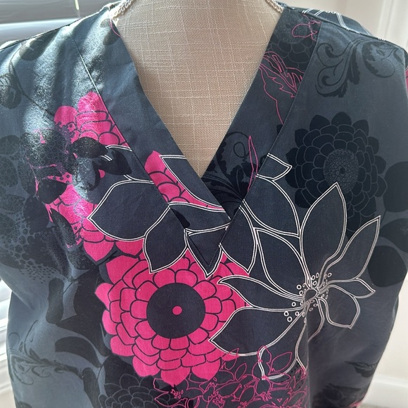 Gently work woman’s scrub top - Picture 2 of 5